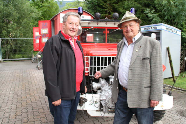 Rudolf Hausjell und Josef Haas vor dem Feuerwehr-Dodge.