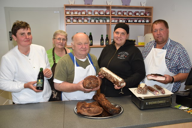 Fleischliche Genüsse wie Wurst, Schinken und Geselchtes stellen Claudia, Ludmilla, Erwin, Sarah und Bernhard Kroboth (von links) in Krottendorf bei Güssing her.