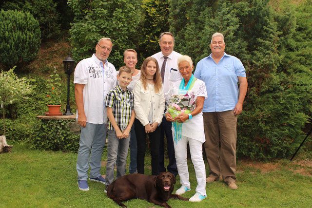 v.l.n.r.: Peter Zourek, Angela, Lukas und Melanie Kölbl mit Hund Shila, Bürgermeister Josef Schmidl-Haberleitner , Eva Zourek und Vbgm. Alfred Gruber