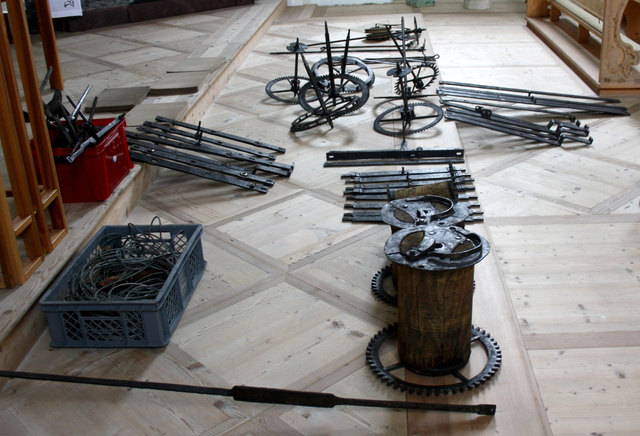 Die sortierten Teile am Kirchenboden, bevor sie über die 69 Stufen in die Uhrenstube zum Wiederaufbau geschleppt wurden. | Foto: Neureiter