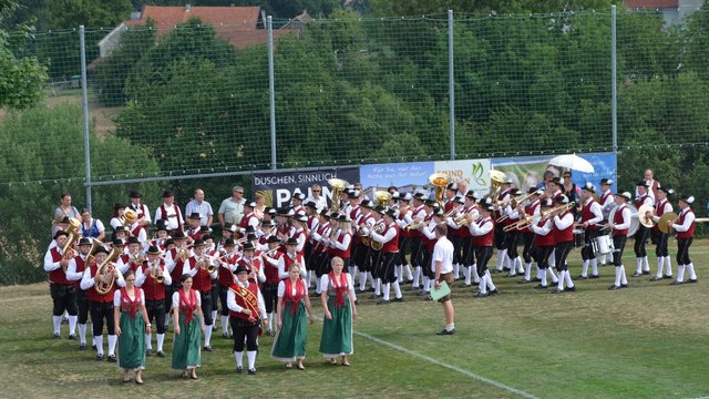 Die TMK St. Roman-Esternberg bei der Marschwertung beim Bezirksmusikfest in Diersbach - hier beim Pflichtprogramm der Wertungsstufe D - Linksschwenkung.