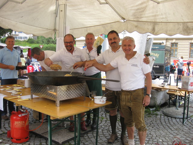 Die Hermagorer Lions servierten mit Präsident Günther Fian, Sekretär Adolf Winkler, Erhard Mayer, Erich Semmelrock und Markus Brandstätter (v. r.) BM a. D Johann Weichsler eine hervorragende Frigga. | Foto: P. Tiefling/KK