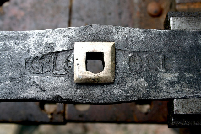 Die durch die Anbringung einer neuen Lageröffnung gestörte Inschrift „G:LO..RON“. Die Suche nach dem früheren Einsatzort dieses Bauteils der Ranggener Turmuhr geht natürlich weiter. | Foto: Neureiter