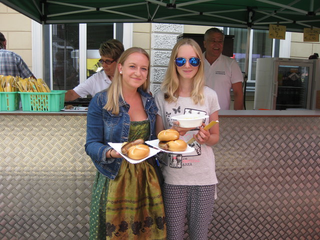 Patrizia und Carolina freuen sich auf ihre Lions Bratwurst | Foto: P. Tiefling/KK