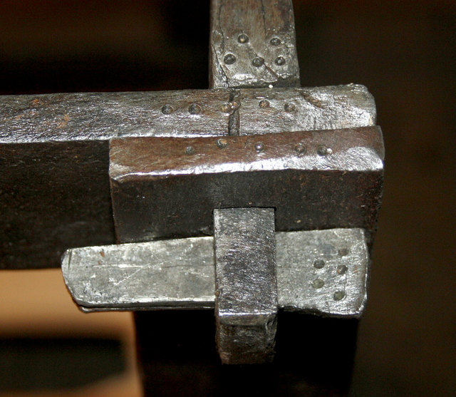 Das Werk ist konsequent mit Strichen, Punkten und Halbmonden versehen, was den Zusammenbau erleichterte. Im Bild eine Markierung zusammengehörender Teile mit jeweils fünf Punkten | Foto: Neureiter