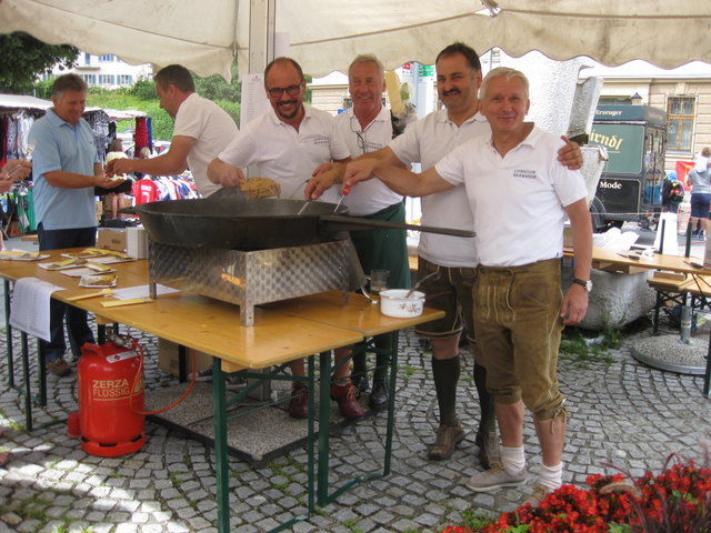 Die Hermagorer Lions servierten mit Präsident Günther Fian, Sekretär Adolf Winkler, Erhard Mayer, Erich Semmelrock und Markus Brandstätter (v. r.) BM a. D Johann Weichsler eine hervorragende Frigga. | Foto: P. Tielfign/KK