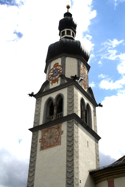 Besonderheit: Zwei Seiten des Kirchturms sind mit zwei Zifferblätter versehen! | Foto: Neureiter