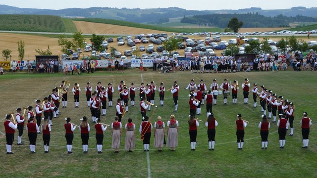 Die TMK St. Roman-Esternberg bei der Marschwertung beim Bezirksmusikfest in Diersbach. Showprogramm: die Europaflagge wird gebildet.