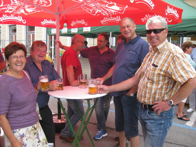 Luise und Alfred Paschek, Erich Hofer, Michael Nußbaumer gönnen sich ein kühles blondes Lionsbier | Foto: P. Tiefling/KK