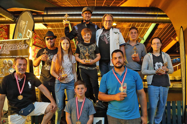 Lauter glückliche Gewinner bei den 1. Go-Kart Meisterschaften vom Cafe Benedikt