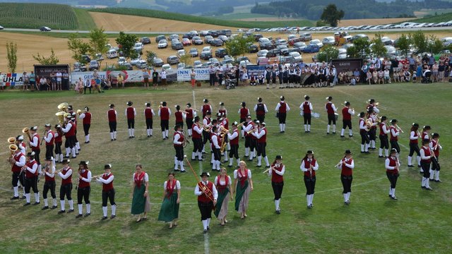 Die TMK St. Roman-Esternberg bei der Marschwertung beim Bezirksmusikfest in Diersbach. Showprogramm: die Reise geht von Europa nach Amerika über die Route 66.