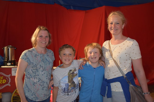 Ulrike Buxhofer-Steinmann, Matthias Buxhofer, Jacob LaPolt und Andrea Kohlberger-LaPolt mögen die Clowns und die Akrobaten. Zudem sind sie davon angetan, dass es sich um einen Familienbetrieb handelt.