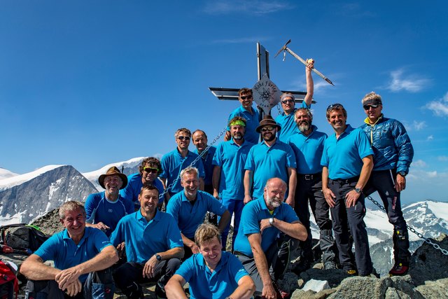 So, das Gipfelkreuz ist montiert und die Bramberger Bergsteiger haben Zeit, um für die Kamera zu posieren.