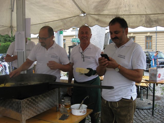 die Hermgorer Lions Erich Semmelrock, Erhard Mayer sorgen für die nächste voll Friggapfanne. Club-Sektretär Adolf Winkler ist mit Organisationsaufgaben beschäftigt. | Foto: P. Tielfing/KK