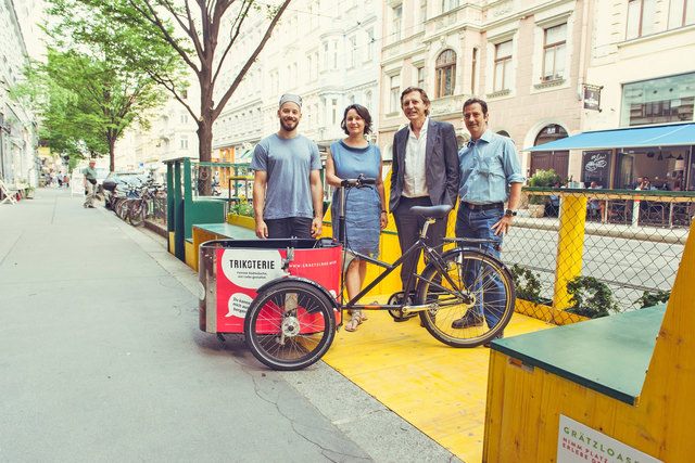 Neubaus Bezirksvorsteher Thomas Blimlinger (2.v.r.) mit seiner Kollegin aus der Josefstadt, Veronika Mickel-Göttfert und dem neuen Grätzelrad. | Foto: Dutkowkski