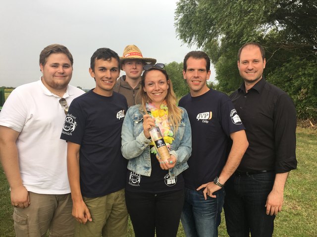 Julia Wagentristl im Kreis ihrer Gratulanten | Foto: JVP