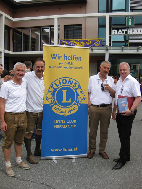 Lions Präsident Günther Fian, Adolf Winkler und Herbert Ladstätter überreichen Bezirkshauptmann Heinz Pansi das 100 Jahre Lions Jubiläumsbuch | Foto: P. Tiefling/KK