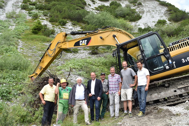 Vertreter des Landes, der Gemeinden Telfes und Fulpmes sowie der Wildbach- und Lawinenverbauung waren beim Spatenstich dabei.