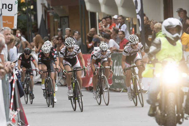 Damenrennen beim ARLBERG GIRO: Seit 2016 haben die Veranstalter ein Damenrennen beim Profi Kriterium integriert. | Foto: Patrick Säly