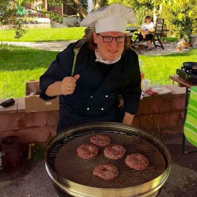 Bernhard Wangler bewacht sein Essen.