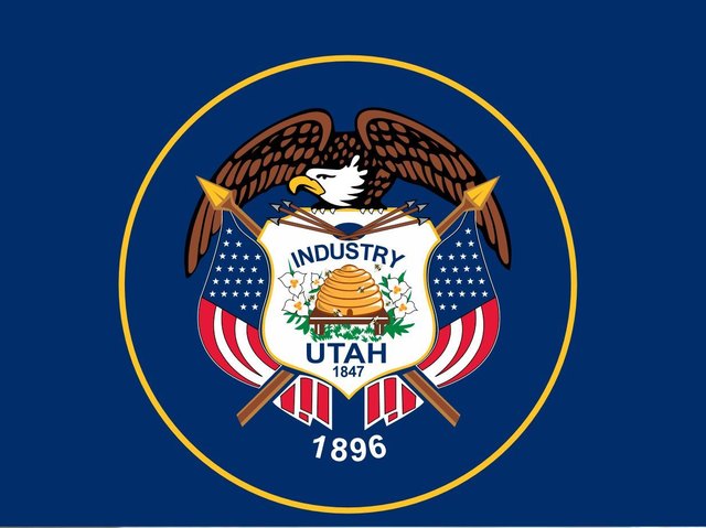 Die Fahne Utah's trägt das Gründungsjahr 1847, 1896 war die Angliederung an die USA