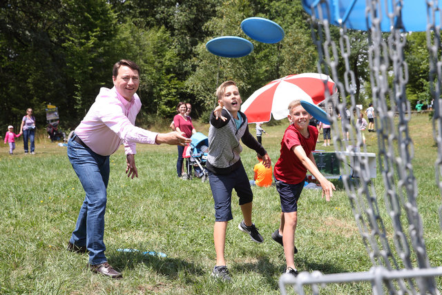Disc-Golf: LH-Stv. Manfred Haimbuchner, Marvin und David haben das Ziel im Blick | Foto: Land OÖ/Schauer