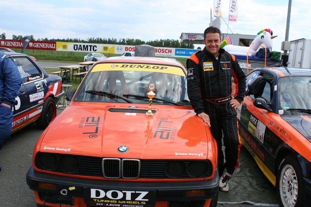 Dietmar Matscher(Tisens/Südtirol) BMW E30 M5 3.8 - Klasse R2 | Foto: Fuzzi Helm für school-of-drift