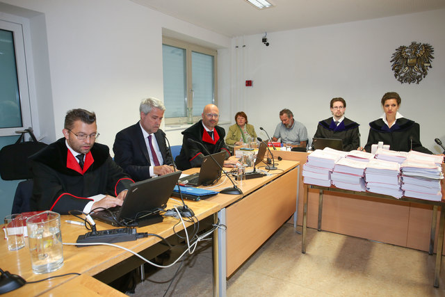 Prozess um den Swap-Deal zwischen Stadt und Land am Salzburger Landesgericht | Foto: Franz Neumayr/SB