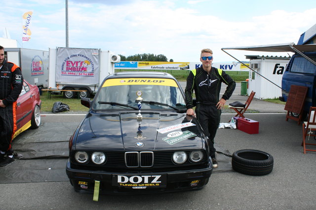 Karl Schaber BMW E30 328i - Klasse R1 | Foto: Fuzzi Helm für school-of-drift