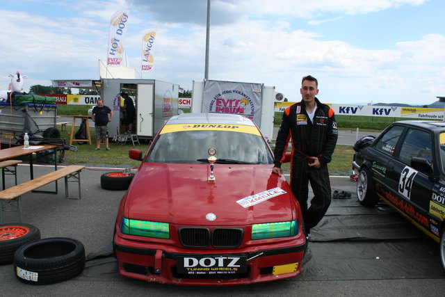 Emanuel Neuhauser BMW E36 325i - Klasse R1 | Foto: Fuzzi Helm für school-of-drift