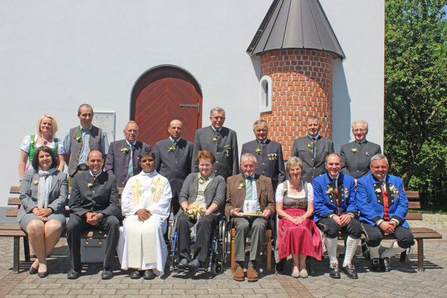 Das glückliche Paar mit den Gratulanten in Randegg. | Foto: privat