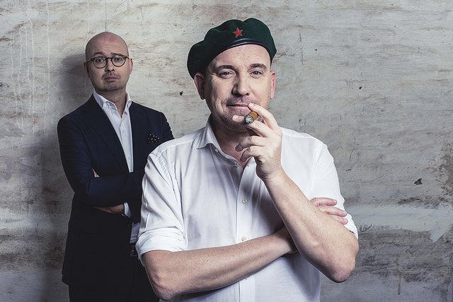 Was wurde aus den hehren Plänen zur Weltverbesserung? Die Antwort darauf suchen Helmuth Vavra und Berthold Foeger in "Che GieVavra". | Foto: Hofbühne Tgernbach/Helmuth Vavra
