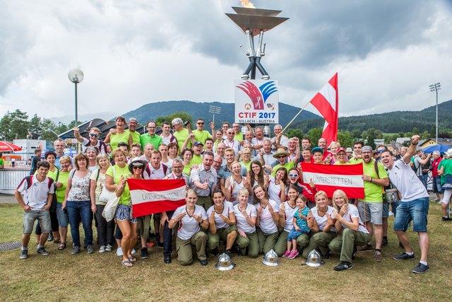 Die Damen der Bewerbsgruppe der FF Unterstetten freuen sich mit ihren Fans über den Erfolg.