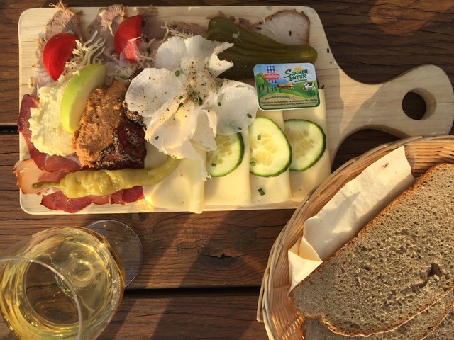 Hofschänke im Obergut: Auf der Haiden 42
5280 Braunau am Inn
Telefon: 07722 87321
Preis für eine Brettljause:
7,90€ ink. 2 Scheiben hausgemachtes Brot
Brot extra: 0,40€
Öffnungszeiten:
Donnerstag und Freitag jeweis von 16 bis 24 Uhr, sowie Samstag von 12 bis 24 Uhr.