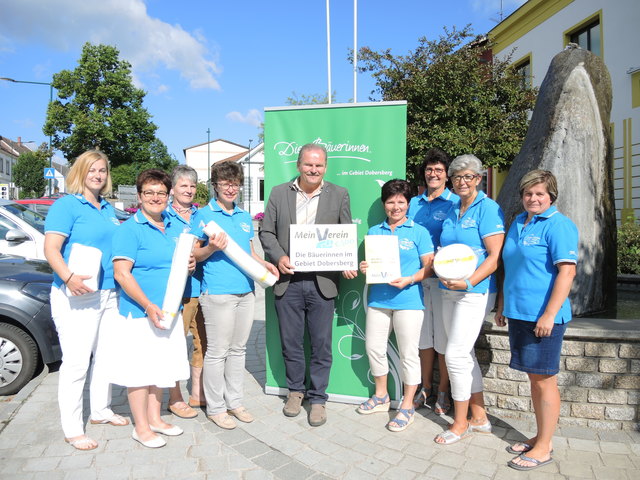 Bundesrat Eduard Köck war für Elisabeth Herynek, Heidi Pabisch, Gisela Frei, Maria Premm, Maria Schmid, Hermine Priemayer, Ernestine Rauscher und Ingrid Kraus das Glücksengerl der Aktion "Mein Verein".