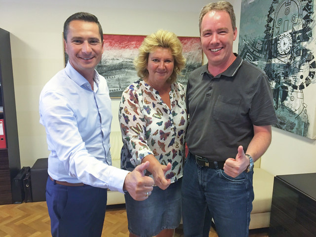 SPÖ-Bezirksvorsitzender Robert Hergovich (l.) gratuliert Vizebürgermeisterin Elisabeth Schrank und dem neuen SPÖ-Spitzenkandidat Jörg Schmidradner (r.) zum Generationenwechsel in Loretto. | Foto: SPÖ-Bezirk Eisenstadt