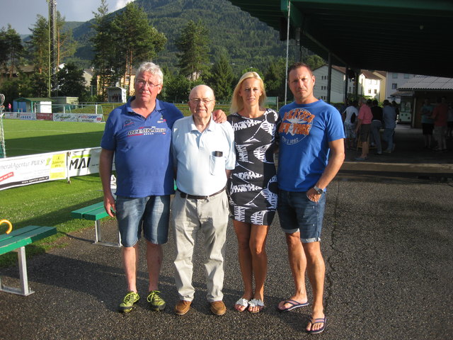 Stefan Lagger (Obmann), Karl Buchmann (Ehrenpräsident) Heidi Mahtis (Kassierin), Stefan Mathis (Präsident) laden zum Jubiläum und wollen Rapid Feffernitz kontinuierlich mit eigenen Spieler weiterentwickeln. (v. l. n. r.) | Foto: P. Tiefling/KK