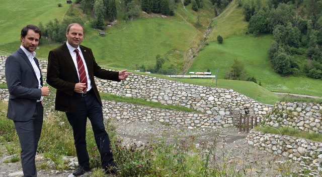 Bgm. Georg Dornauer und LHStv. Josef Geisler freuten sich über die Fertigstellung der Bogensperre. | Foto: privat