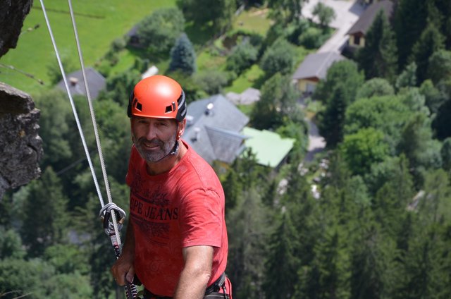 Bergführer Rudi Preimel auf der "Brücke" zwischen zwei Felsen