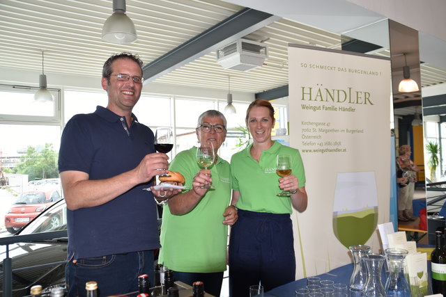 Allrad-Zentrum-Chef Ferdinand Schwarz jun. lässt sich zum Würstel Wein vom Weingut Händler aus St. Margarethen schmecken.