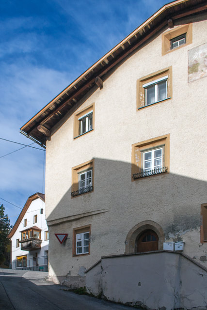 Bild 06: Hier mündet die Innstrasse von der Stadt kommend in die Herzog Friedrich Strasse, welche von der "Gerberbrücke" nach Perfuchs zur Gerburg führt. Das Spitzbogenportal samt Eingang- Soller des Sturmhauses (rechts) sind in jeden Fall Indizien dafür, dass es sich hier um ein sehr altes Haus handelt.  | Foto: © Copyright Ing. Günter Kramarcsik