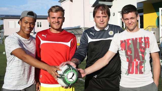 Trainer Jürgen Schatas (2.v.r.) mit den Neuen, Yannick Johnson, Oliver Holzinger und Heimkehrer Daniel Lettner (v.l.). | Foto: Helmut Klein