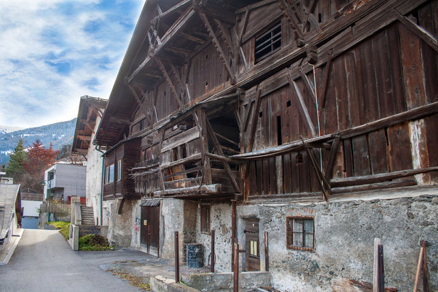 Bild 13:  das Haus Nr. 15 liegt oberhalb von Haus Nr. 11 und ist der älteste Bauernhof in Landeck, welcher aus dem 16. Jahrhundert stammt. Der nördlich anschließende mächtige Stadel mit dem gut erhaltenen Bundwerkgiebel stammt vermutlich aus dem Jahr 1700 und ist ein Konglomerat älterer Bauteile, welcher zu einem Wirtschaftsgebäude verbunden wurden. Leider sind auch hier spätere nachteilige Veränderungen zu erkennen.  | Foto: © Copyright Ing. Günter Kramarcsik