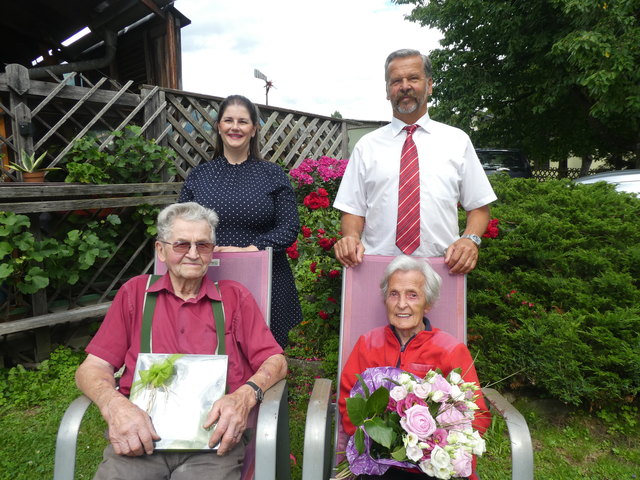 Maria und Peter Außersteiner mit BH Olga Reisner und Bürgermeister Martin Huber. | Foto: Gemeinde Oberlienz