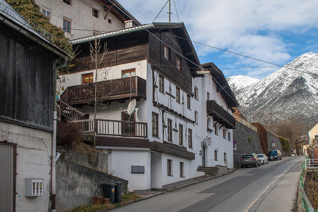 Im Bild 10: zeigt die an den alten Gasthof "Goldener Stern" anschließende Doppelhaus vom selben Eigentümer Hr. Rainalter. Dieses Haus fiel ebenfalls blindwütigen Veränderungswillen zum Opfer. Es stammt vermutlich aus dem 16. Jahrhundert. Mit mehr denkmalpflegerischen Verantwortungsgefühl hätte man dieses Zeugnis aus 3 Jahrhunderten der Nachwelt noch besser erhalten können! So zwängte man leider zu große Fenster in diesen historischen Bau und durchschnitt dazu sogar die zugehörigen Querriegel des Fachwerkbaus.  | Foto: © Copyright Ing. Günter Kramarcsik