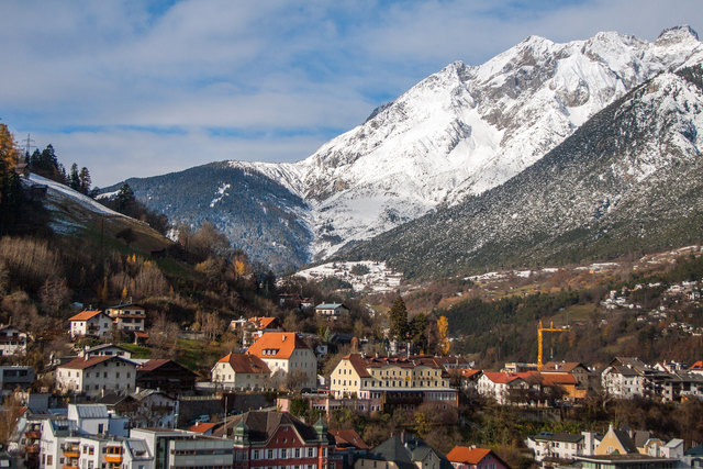 Bild 07: Gesamtansicht von Perfuchs mit Herzog Friedrich Straße von HNr. 11 bis HNr. 32. Im Hintergrund die Lechtaler Alpen mit Dawinkopf und ganz am rechten Rand die Parseierspitze mit 3.038 m Seehöhe. | Foto: © Copyright Ing. Günter Kramarcsik