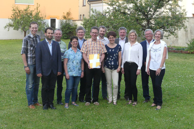 Das Regioteam Obersteiermark Ost mit den Dechanten David Schwingenschuh (5.v.l.) und Hans Feischl (4.r.), der Projektkoordinatorin Ute Bischof (1.v.r.) und Jugendmanagerin Valerie Böckel. (3.v.r.) | Foto: Kuss