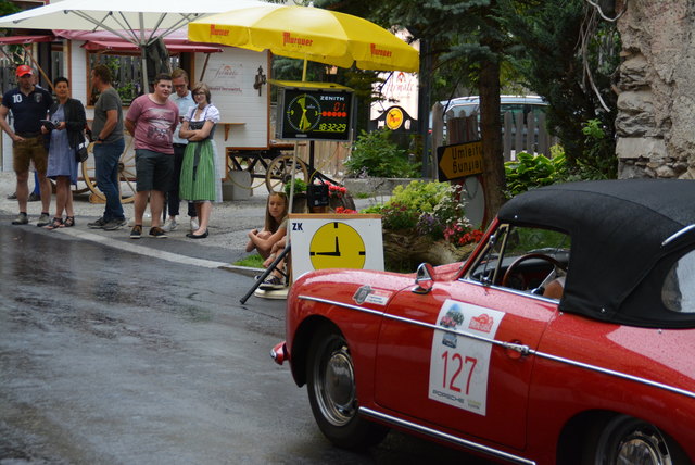In Mauterndorf gab es eine Zeitkontrolle, an der die Wagen auf die Sekunde genau abgelassen wurden