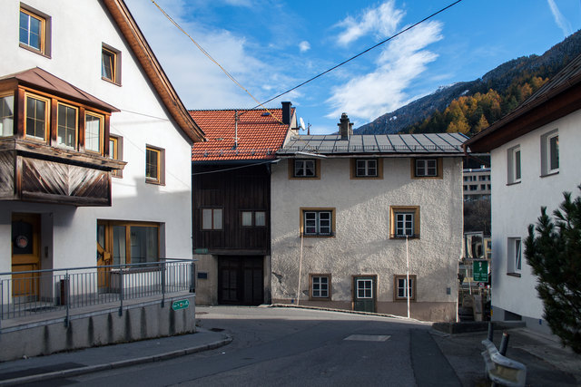 Bild 04: Hier befindet sich das Sturmhaus mit seiner Westfassade in der Mitte vom Eckhaus Nr. 4 (links) und rechts ist Haus Nr. 5. Von links mündet die Innstrasse in die Herzog Friedrich Strasse ein, welche nach rechts als schmale Gasse zur Gerberbrücke hinunter führt. 
Diese Häuser waren schon im Maria- Thersianischen Kataster (erstellt zwischen 1774 bis 1784) bekannt und sind somit Bestandteil des alten Perfuchs! | Foto:  © Copyright Ing. Günter Kramarcsik