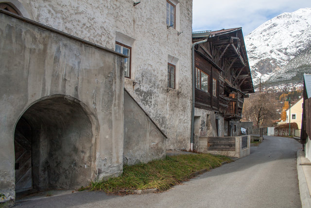 Bild 14:  Über eine Außentreppe gelangt man in das Wohngeschoss des ältesten Bauernhofs (Haus Nr. 15) und darunter gelangt man in das Kellergeschoss. In Richtung Norden schließt das Wirtschaftsgebäude an. Hier sind überdimensionale Fenster als Fremdkörper zu erkennen. Ursache für diese Änderung ist eine Nutzung des Wirtschaftstrakts als Lager und Werkstätte eines Raumausstatters. | Foto: © Copyright Ing. Günter Kramarcsik